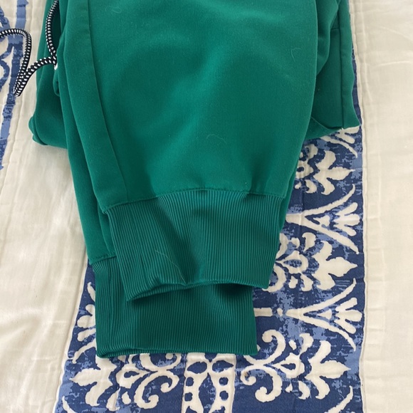 Hunter green jogger scrubs - Picture 3 of 3